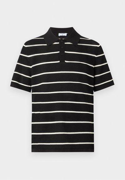 Μαύρο πόλο με κοντά μανίκια, λευκές οριζόντιες ρίγες, τρία μαύρα κουμπιά και μυτερό γιακά.