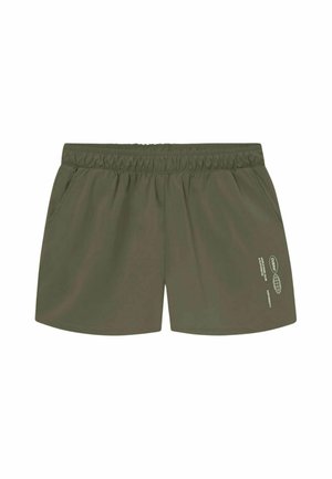 Olivgrüne Shorts mit elastischem Bund, Seitentaschen und kleinem weißen Text sowie Globus-Grafik nahe dem unteren Saum am rechten Bein.