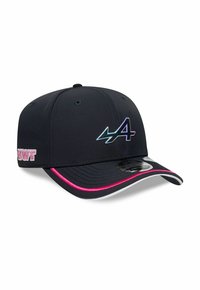 Schwarze Baseballmütze mit gebogenem Schirm, ausgestattet mit einem mehrfarbigen "44"-Logo und rosa Akzenten entlang des Schirms und der Seite. Hergestellt aus strukturiertem Material.