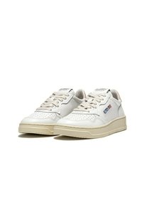 Zapatillas blancas de cuero con detalles perforados, suelas de goma beige y logo en contraste. Presentan cordones planos y un diseño minimalista.