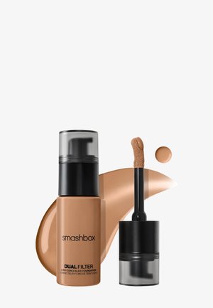 Flacon de correcteur et fond de teint 2 en 1 Smashbox Dual Filter avec applicateur et échantillon de fond de teint liquide sur fond blanc.