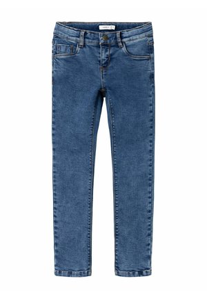 Blå denim slim-fit jeans med knap- og lynlås-lukning, front- og baglommer samt bæltestropper, lagt fladt på en hvid baggrund.