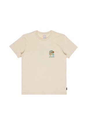 Beiges T-Shirt mit kurzen Ärmeln und einer kleinen bunten Grafik eines Strand-Sonnenuntergangs und Palmen auf der linken Brustseite.