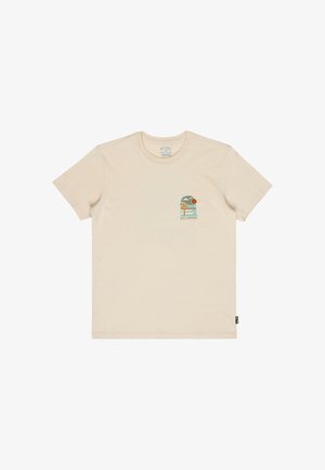 Beżowy t-shirt z krótkim rękawem z małą, kolorową grafiką zachodu słońca na plaży i palmami na lewej stronie klatki piersiowej.