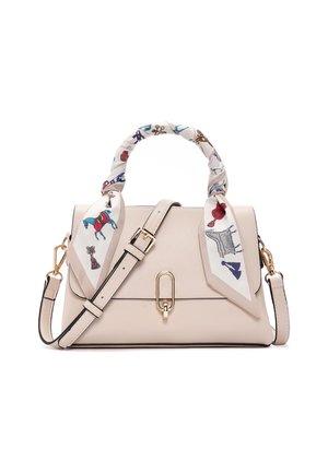 Bolso beige con cierre dorado, correa desmontable y asa envuelta en una bufanda blanca con estampados coloridos de animales y objetos.