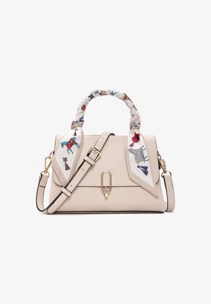 Beige handtas met gouden gesp, afneembare riem en handvat gewikkeld in een witte sjaal met kleurrijke prints van dieren en voorwerpen.