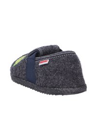 Graue Wollschlappen mit strukturierter Oberfläche, marineblauem elastischem Riemen und schwarzer Gummisohle. Verfügt über ein kleines Logo an der Seite.