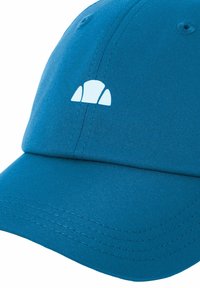 Blaues Baseballcap aus glattem Stoff mit einem geschwungenen Schirm. Verfügt über ein weißes Logo auf der Vorderseite und sichtbare Nähte.