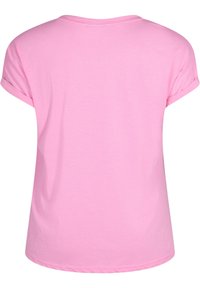 Camiseta rosa de manga corta con cuello redondo, textura suave y mangas enrolladas. Tejido liso y corte relajado. Sin logotipos ni patrones visibles.