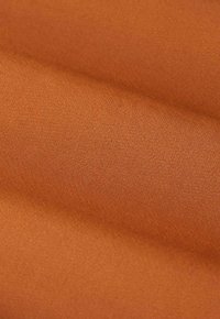 Textielstof in een rijke oranje tint, met een gladde textuur en een uniforme oppervlakte met een lichte glans. Geen zichtbare patronen of details.