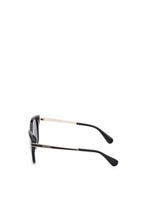 Gafas de sol negras con montura rectangular, acabado brillante, acentos metálicos y varillas delgadas negras; presenta el logo de la marca en el costado.