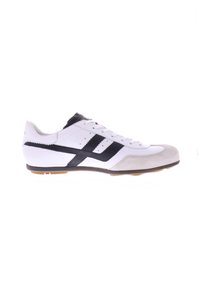 Witte sneaker met zwarte accenten, voorzien van een suède neuskap en een rubberen zool. Het ontwerp omvat twee horizontale strepen en een vetersluiting.