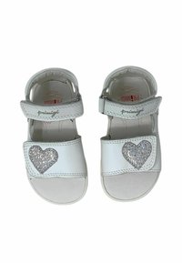 Sandali bianchi in pelle con strap regolabile, dotati di un cuore di glitter argento su ciascun scarpa e design con punta aperta. Texture liscia.
