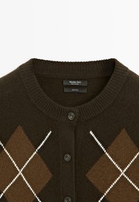 Dunkelbraune Wolljacke mit Knopfschluss, geripptem Kragen und braun-weißer Argyle-Rautenmusterung auf der Vorderseite.