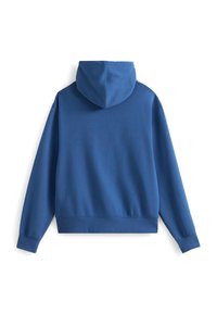 Sweat à capuche en coton bleu avec une capuche doublée, des poignets et un ourlet côtelés. Texture lisse, modèle à enfiler, sans logos ni motifs visibles.