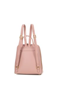 Sac à dos en cuir rose avec bretelles doubles, accents en métal doré et finition texturée. Dispose d'une fermeture à glissière et d'une forme structurée.