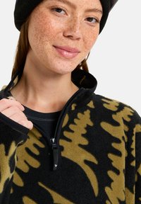 Pullover in pile nero con un grande motivo di fogliame verde, caratterizzato da un colletto con mezzi zip e una finitura in tessuto morbido e texture.