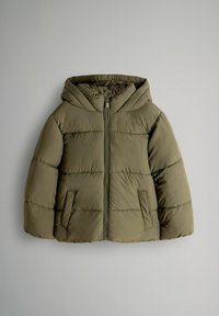Olivengrøn polstret jakke med hætte, frontlynlås og to sidelommer. Har syede linjer for tekstur og en taljelængde design.