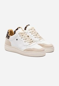Sneaker bianchi con accenti beige, pelle testurizzata e tallone in stampa leopardata. Presentano un design della punta perforato e una suola di gomma resistente.