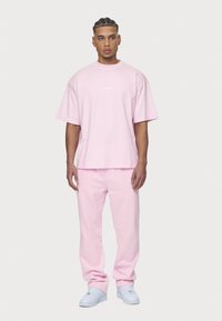 Pegador LOGO BOXY TEE - Pamata T-krekls - washed bubblegum