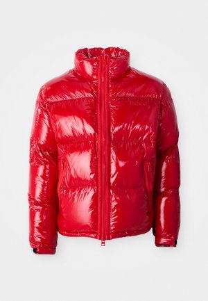Chaqueta acolchada roja hecha de un material brillante y acolchado. Presenta un cuello alto, cremallera frontal y bolsillos con cremallera. Ligera y con un diseño elegante.
