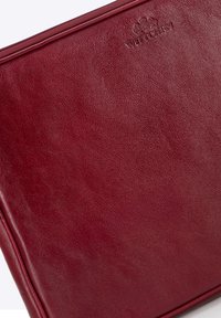 Bordowy skórzany etui na tablet o gładkiej fakturze, z wypukłym logo i zamknięciem na zamek. Kompaktowy, prostokątny kształt.