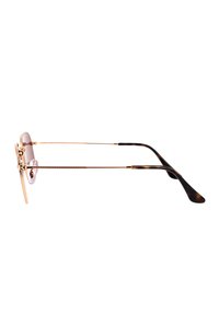 Occhiali da sole in metallo con montatura dorata, lenti rosa chiaro e dettagli in tartaruga sulle estremità delle aste. Design slim ed allungato con dettaglio del ponte in 3D.