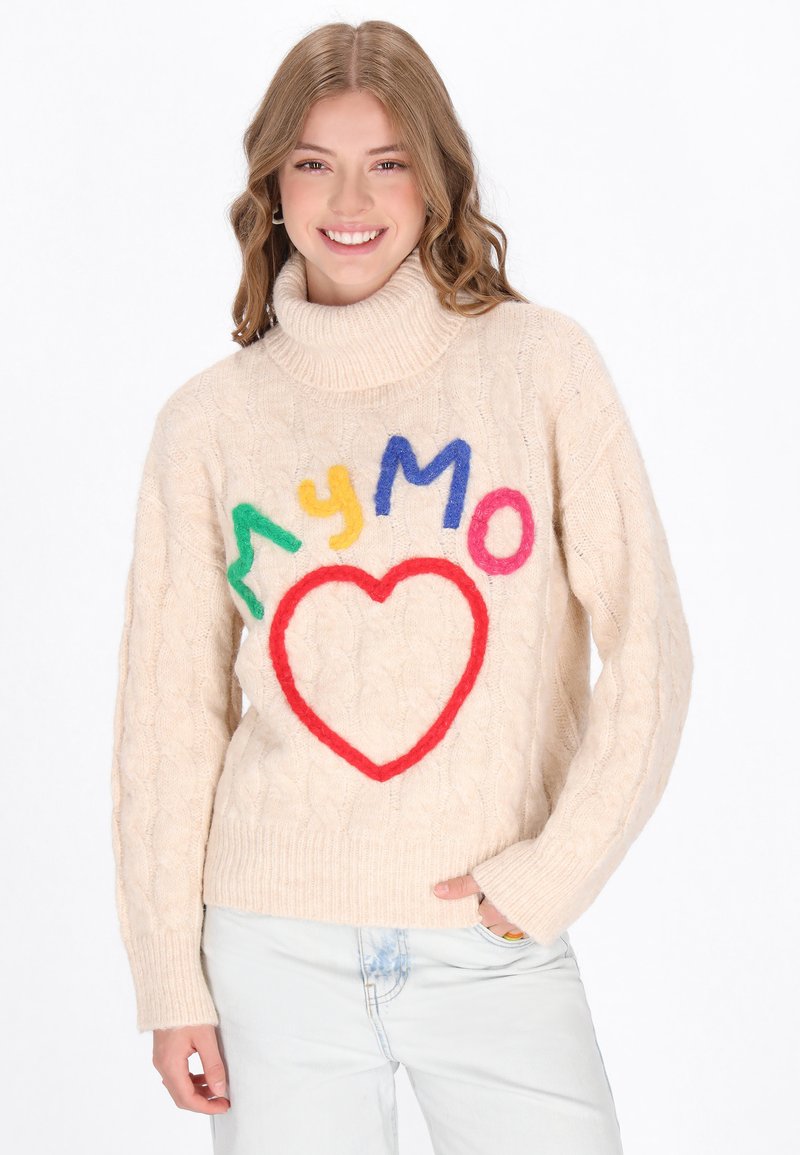Cremfarbener Strickpullover mit hohem Kragen, der bunte Filzbuchstaben und ein rotes Herzdesign auf der Vorderseite zeigt.
