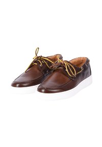 Scarpe in pelle marrone con suole in gomma bianche. Presentano lacci gialli e marroni, dettagli cuciti e un design casual.