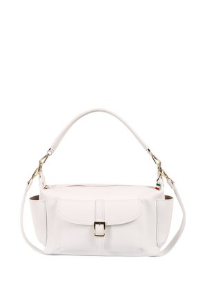 Sac à bandoulière en cuir blanc avec poche avant à boucle, ferrures dorées, bretelles amovibles et petite étiquette drapeau italien sur le côté.