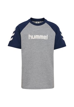 Graues T-Shirt mit dunkelblauen Raglanärmeln, weißer „hummel“-Beschriftung auf der Brust und weißen Chevron-Streifen auf beiden Ärmeln.