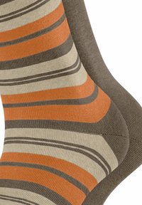 Gestreifte Socken in Orange, Beige und Brauntönen. Das Muster umfasst unterschiedlich breite Streifen mit einer glatten, strukturierten Oberfläche.