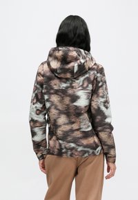 Capuchontrui met een gestructureerd, abstract patroon in tinten bruin, zwart en wit. Zacht materiaal met een losse pasvorm.