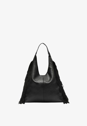 Bolso hobo de cuero negro con una sola correa para el hombro y detalles de flecos a los lados, sobre un fondo blanco.