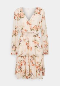 Robe imprimée fleurie en beige clair avec manches longues, encolure en V, taille smockée et ourlet à volants superposés. Présente des fleurs roses et violettes.