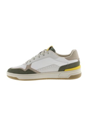 Zapatillas de cuero blanco con acentos de ante verde y beige. Presentan una suela de goma texturizada y un acento amarillo en el talón.