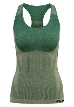 Groene sportieve tanktop met een gestructureerd breipatroon, racerbackontwerp en contrasterende lichtere groene accenten aan de zijkanten.