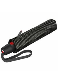 Schwarzes Schirmetui mit Reißverschluss, ausgestattet mit einem strukturierten Muster und einem Handgelenkband, das einen schwarzen Griff mit einem roten Knopf-Detail beherbergt.