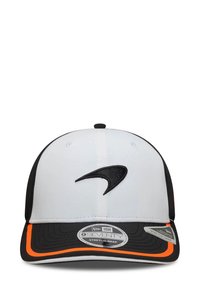 Biała czapka bejsbolowa z czarnym logo, kontrastującymi czarnymi bokami i pomarańczowymi akcentami wzdłuż daszka. Posiada usztywnioną konstrukcję i zapięcie typu snapback.