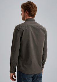 Camicia da uomo a maniche lunghe in tessuto grigio scuro, con colletto a bottoni, polsini regolabili e orlo dritto.
