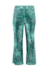 Groene en zwarte broek met panterprint in een uitlopende stijl, met een elastische tailleband, weergegeven tegen een witte achtergrond.