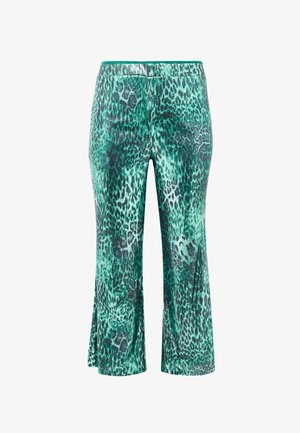 Groene en zwarte broek met panterprint in een uitlopende stijl, met een elastische tailleband, weergegeven tegen een witte achtergrond.