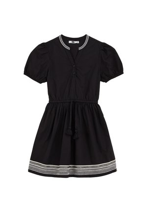Schwarzes Kurzarmkleid mit geraffter Taille und Quastenband, verziert mit weißer Musterkante am Kragen und Saum.