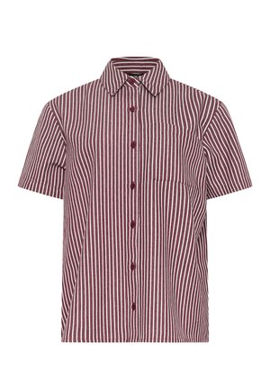 Chemise à manches courtes boutonnée avec des rayures verticales bordeaux et blanches et une poche poitrine du côté gauche.