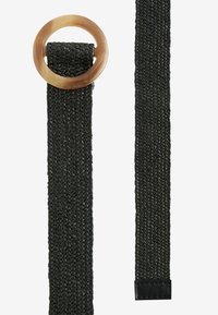 Cinturón tejido negro con una gran hebilla circular translúcida y un extremo liso y plano. El material parece resistente con una superficie texturizada.