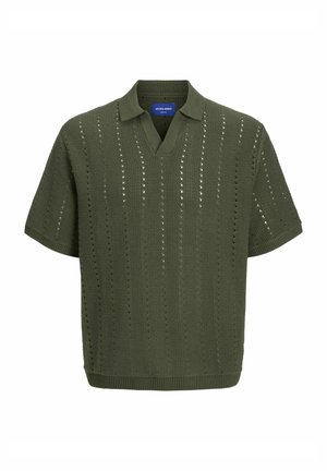 Polo cu mânecă scurtă dintr-un material tricotat verde închis. Are un guler în V, un model cu decupaje și margini ribbate la guler și la tiv.