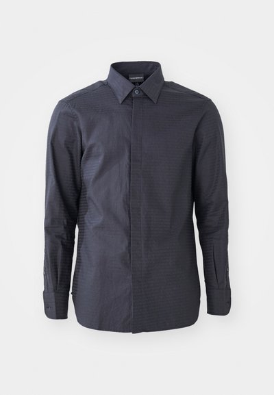 Tamsi ilgomis rankovėmis marškiniai su apykakle, su tekstūruotu raštu ir mygtukinėmis rankovėmis. Pagaminti iš lygaus audinio vientisos spalvos.