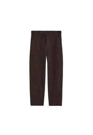 Pantalones de pierna recta de color marrón oscuro con textura, con bolsillos laterales y cierre de cintura abotonado, mostrados planos sobre un fondo blanco.