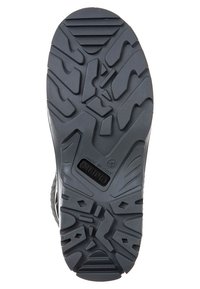 Černá gumová podrážka s hlubokým vzorem běhounu, označená "Vyrobeno v Itálii", obsahující různé geometrické tvary pro lepší trakci a odolnost.