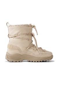 Beżowe botki za kostkę z miękką cholewką i marszczonym kołnierzem, wyposażone w złote okucia, szlufki na sznurówki oraz teksturowaną gumową podeszwę.